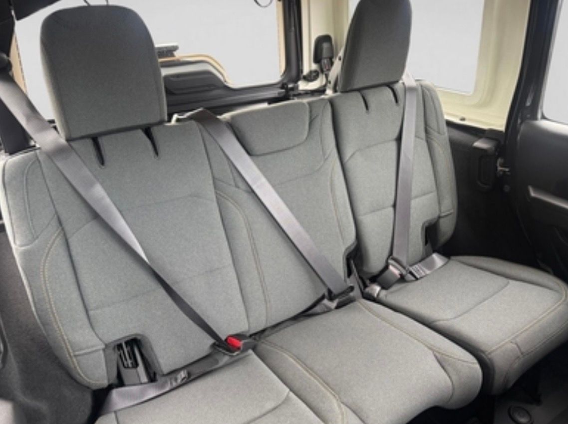 Used 2025 Jeep Wrangler Unlimited Sport AWD/4WD image 9