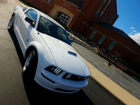 Used 2009 Ford Mustang GT Premium image 2