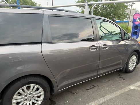 Used 2014 Toyota Sienna XLE FWD image 2