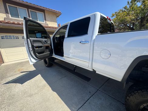 Used 2018 GMC Sierra 2500 Denali w/ Duramax Plus Package AWD/4WD image 10