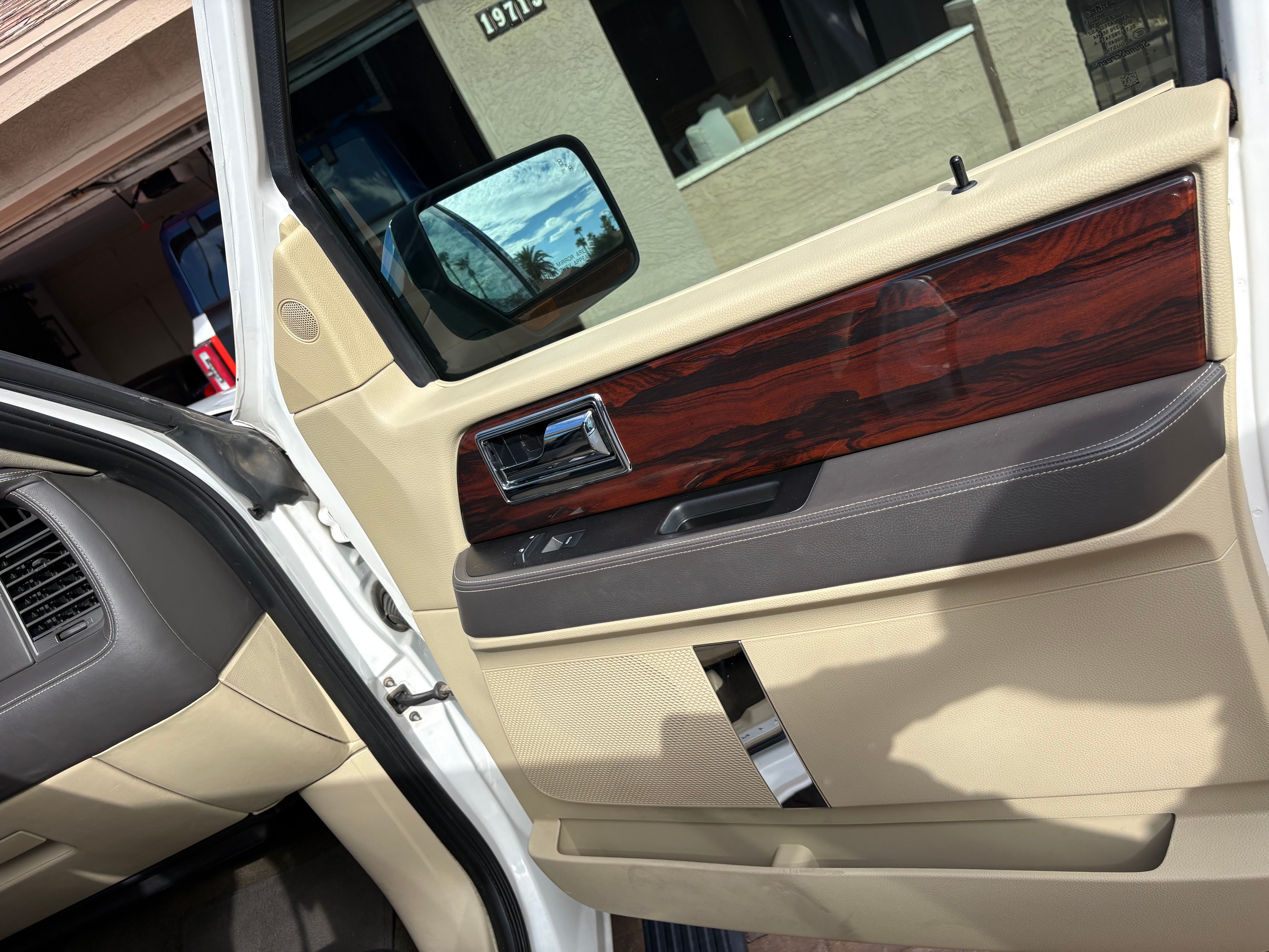 Used 2015 Lincoln Navigator 4WD w/ Equipment Group 101A Reserve image 12
