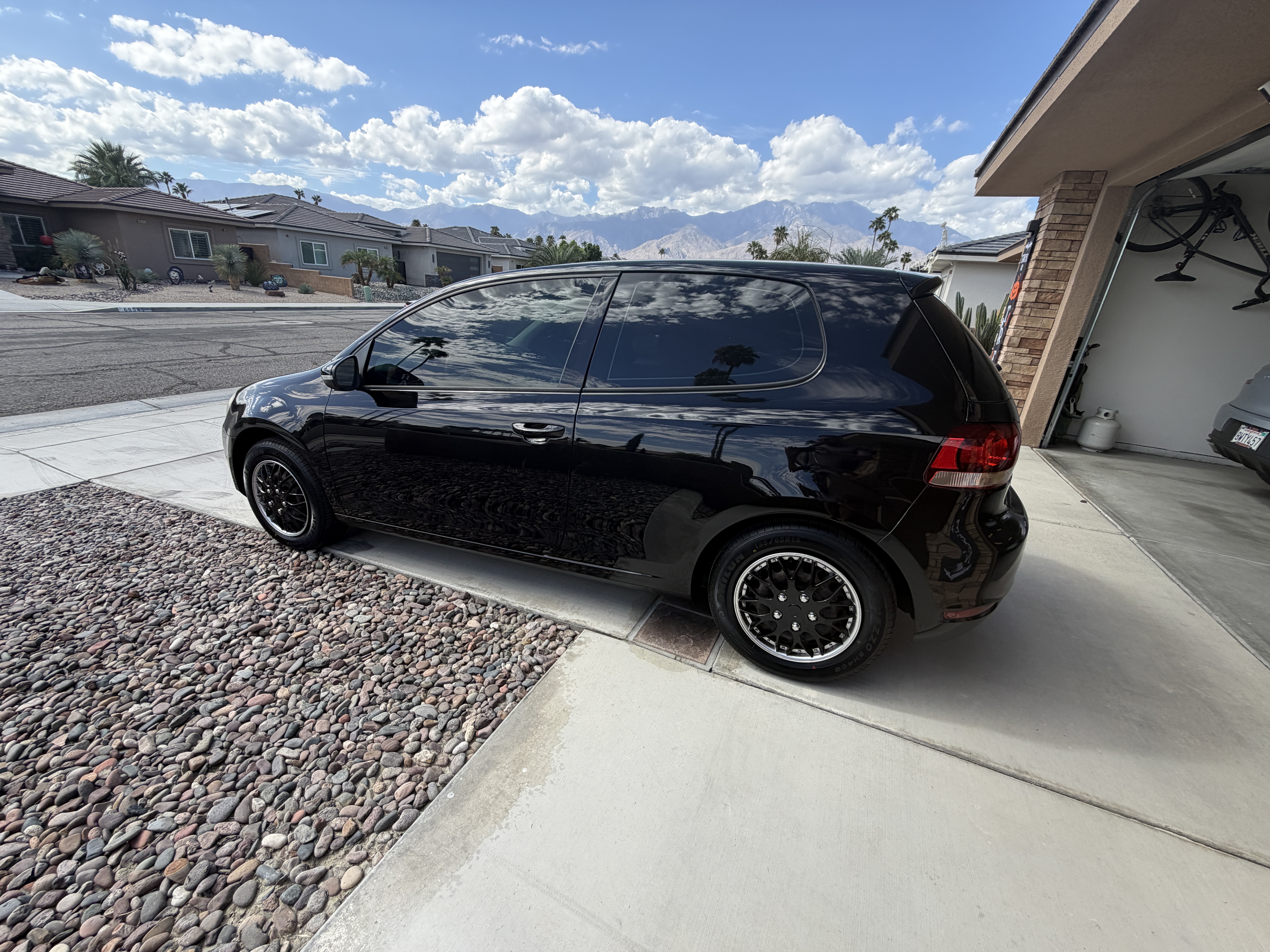 Used 2010 Volkswagen Golf 2-Door FWD image 2