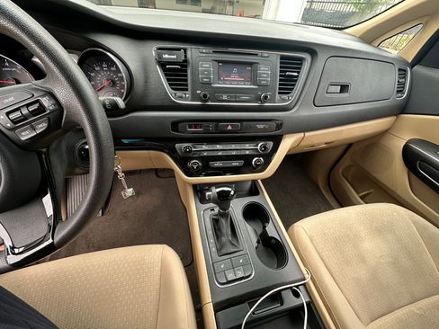 Used 2016 Kia Sedona LX w/ LX Convenience Package image 16