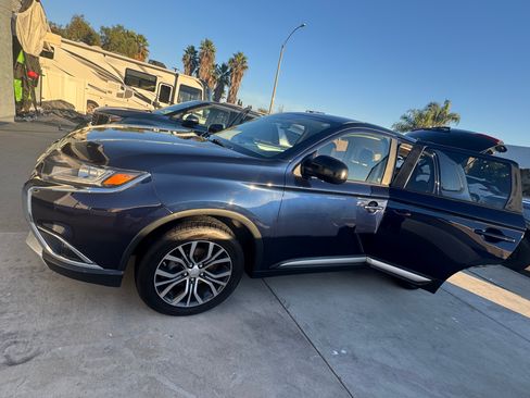 Used 2017 Mitsubishi Outlander ES image 1