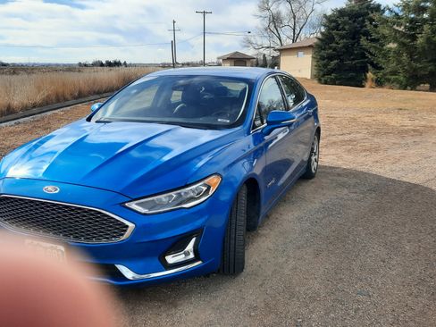 Used 2019 Ford Fusion Titanium image 2