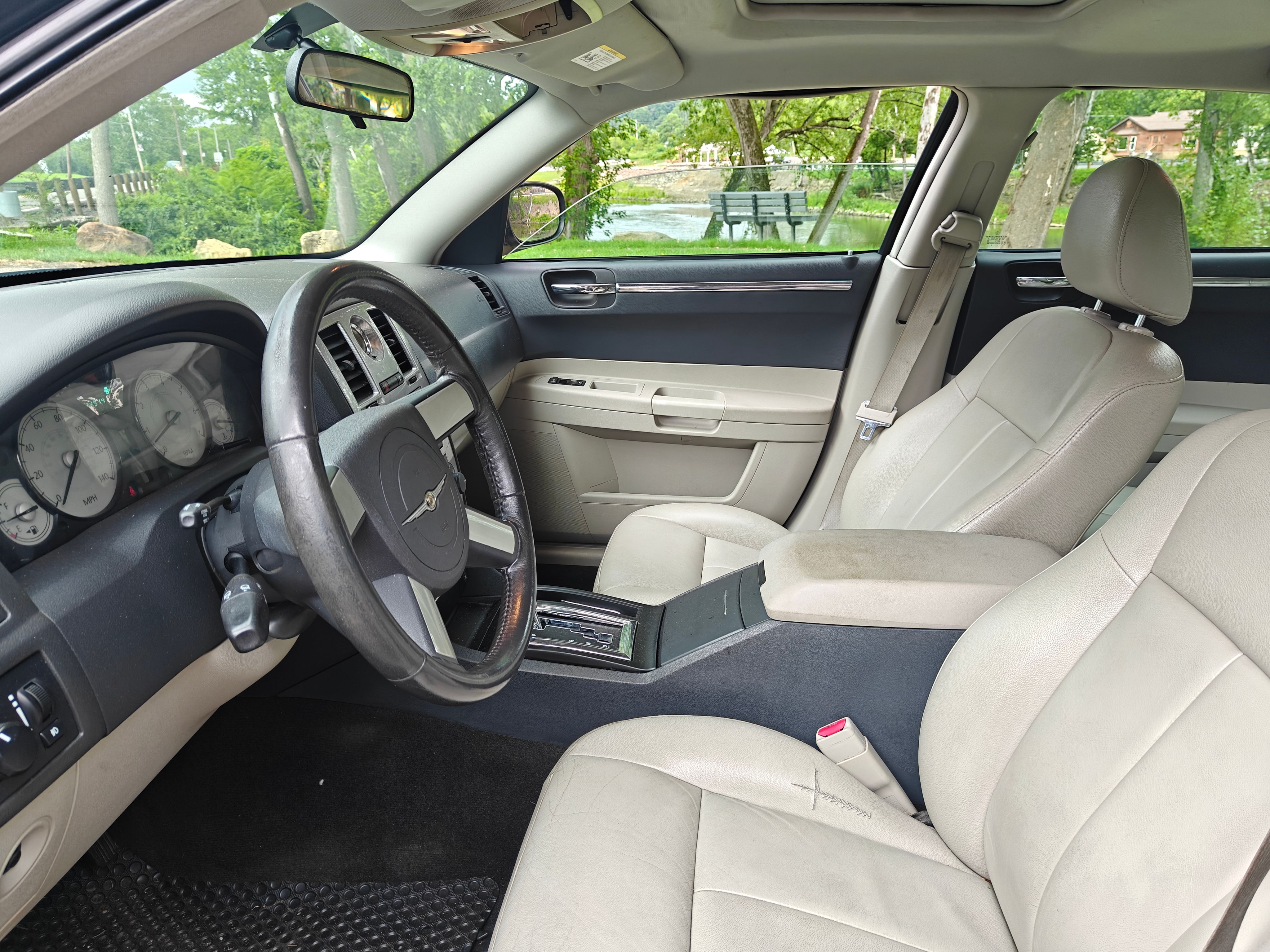 Used 2006 Chrysler 300 Touring w/ Comfort/Convenience Group RWD image 6