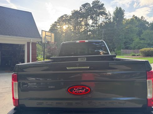 Used 2019 Ford F250 Lariat w/ Lariat Value Package AWD/4WD image 11
