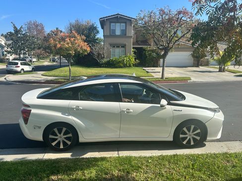 Used 2016 Toyota Mirai image 9