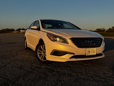 Used 2017 Hyundai Sonata SE image 1
