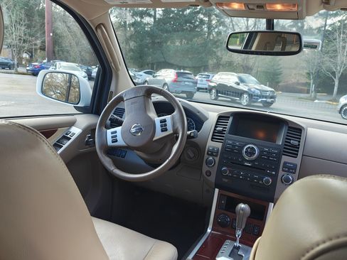 Used 2012 Nissan Pathfinder LE image 8