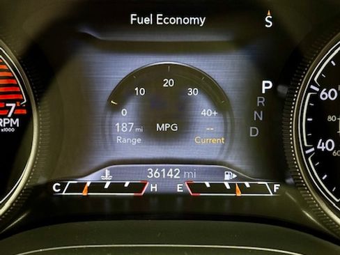 Used 2019 Jeep Cherokee Limited w/ Technology Group FWD image 15