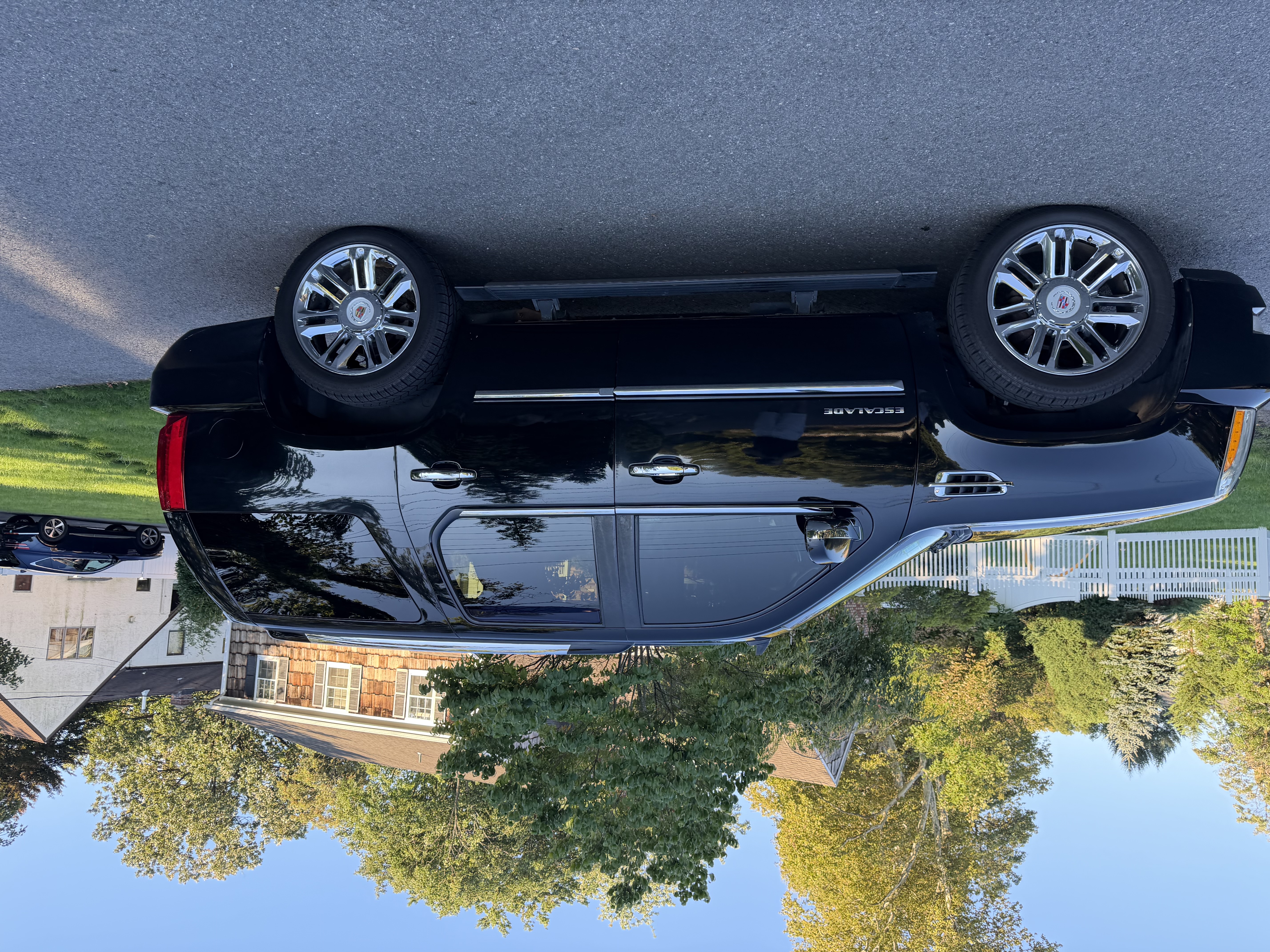 Used 2013 Cadillac Escalade Platinum AWD/4WD image 2