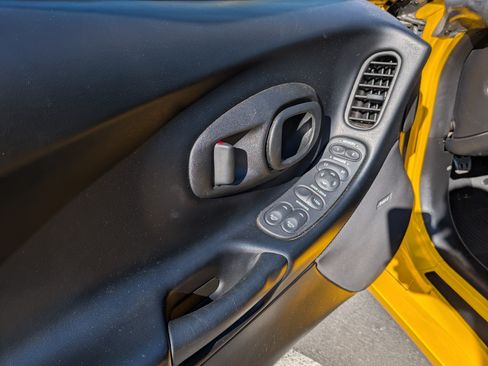 Used 2000 Chevrolet Corvette Coupe w/ Performance Handling Pkg image 16