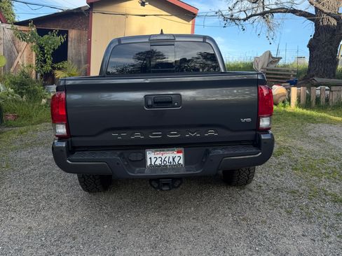 Used 2017 Toyota Tacoma TRD Sport RWD image 6