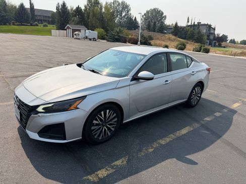 Used 2023 Nissan Altima 2.5 SV FWD image 1