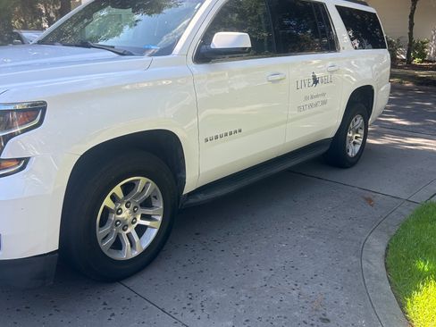Used 2019 Chevrolet Suburban LT RWD image 4