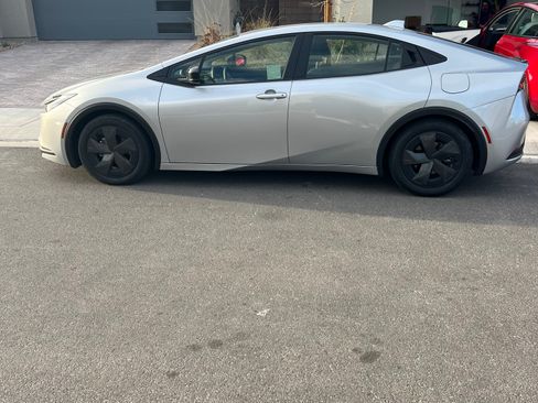 Used 2023 Toyota Prius LE FWD image 5