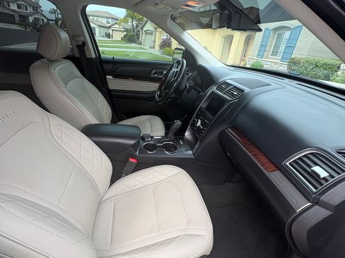 Used 2017 Ford Explorer Platinum AWD/4WD image 10