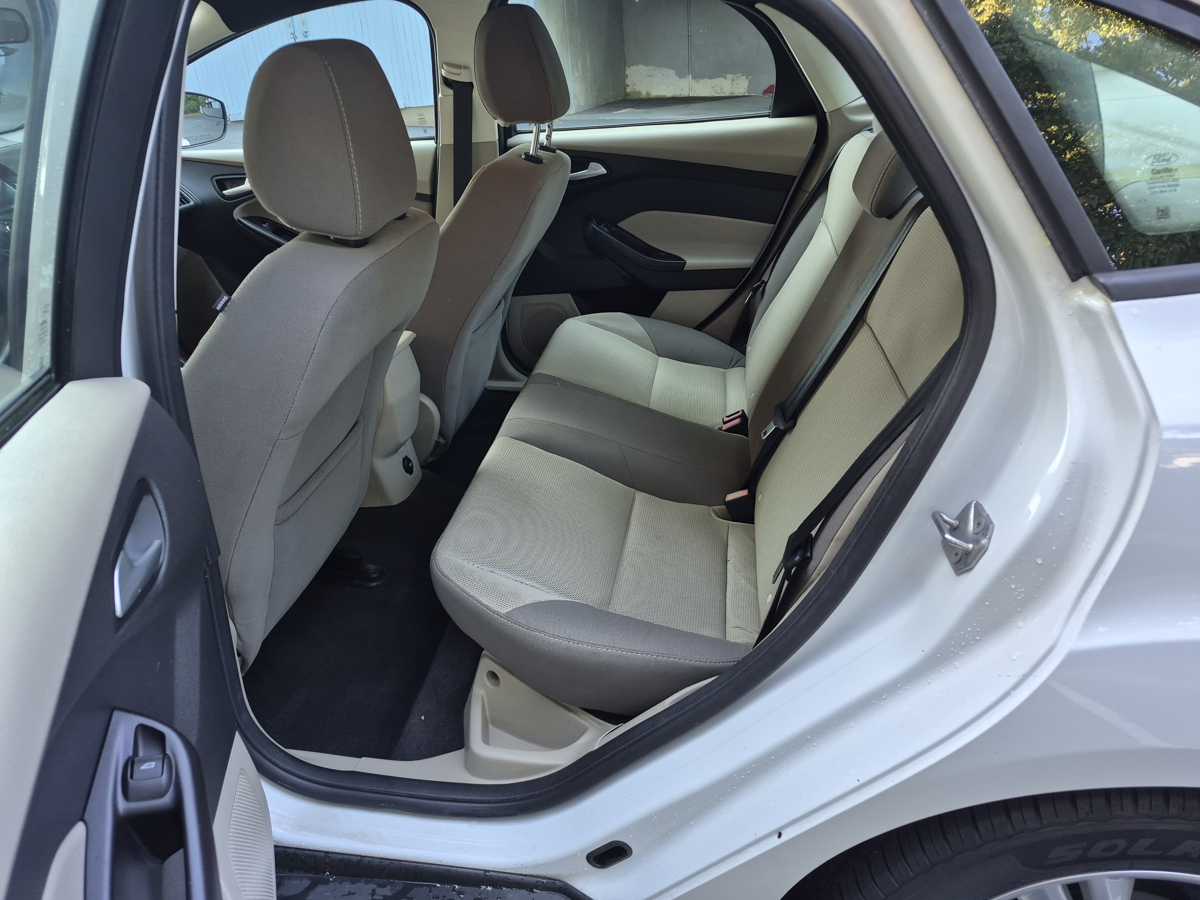 Used 2013 Ford Focus SE w/ SE Winter Pkg FWD image 6
