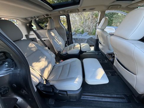 Used 2017 Toyota Sienna Limited image 8