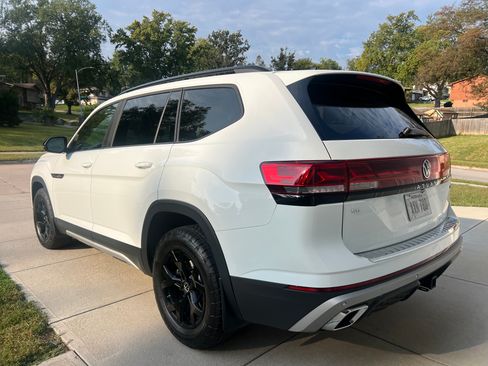Used 2024 Volkswagen Atlas Peak Edition SE AWD/4WD image 2
