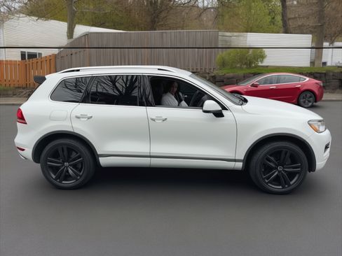 Used 2014 Volkswagen Touareg Sport image 1