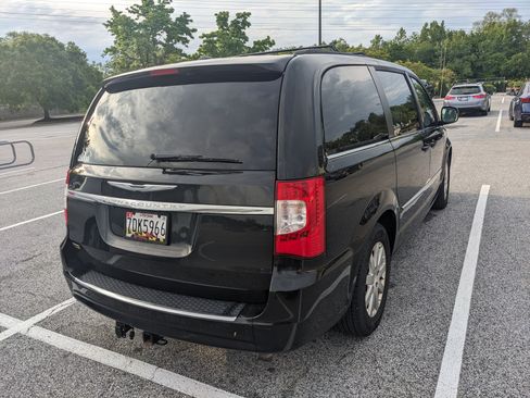 Used 2016 Chrysler Town & Country Touring FWD image 2