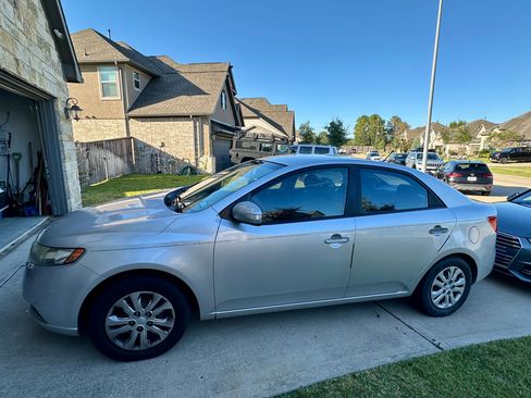 Used 2010 Kia Forte EX image 2