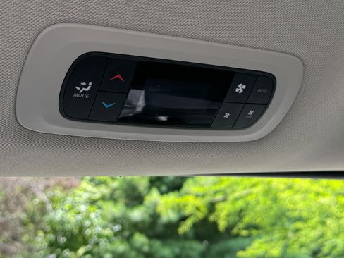 Used 2019 Chrysler Pacifica Touring-L FWD image 22