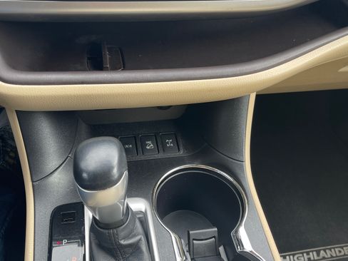 Used 2016 Toyota Highlander Limited Platinum image 32