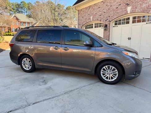 Used 2016 Toyota Sienna XLE image 1