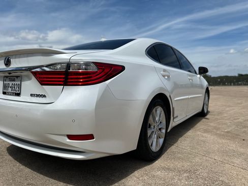 Used 2013 Lexus ES 300h w/ Luxury Pkg FWD image 25