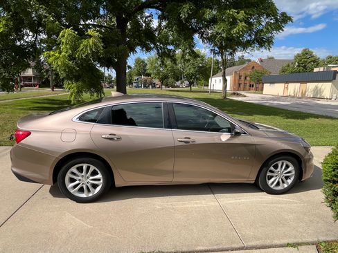 Used 2018 Chevrolet Malibu LT w/ Leather Package FWD image 9