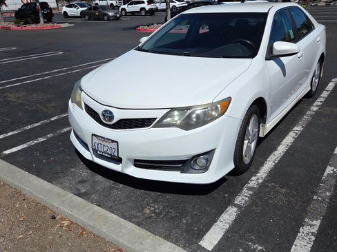 Used 2012 Toyota Camry SE FWD image 1
