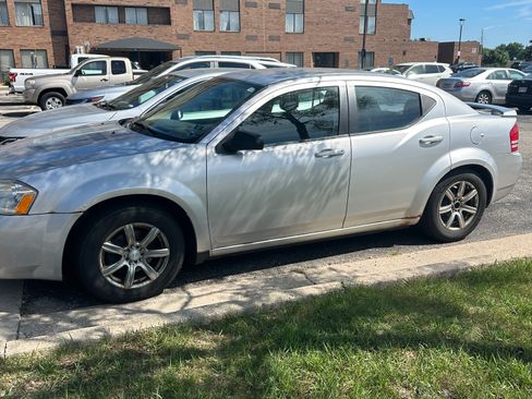 Used 2010 Dodge Avenger SXT FWD image 2