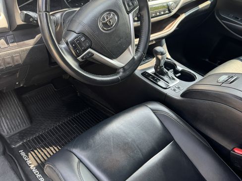 Used 2019 Toyota Highlander XLE AWD/4WD image 10