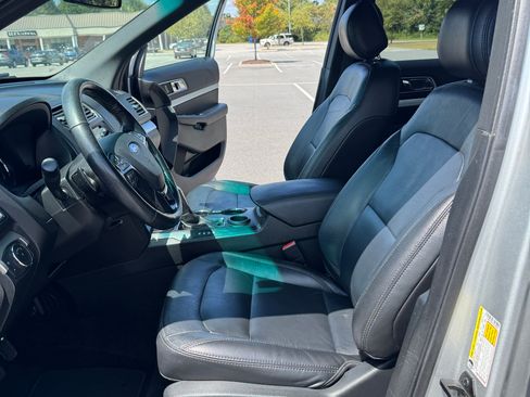 Used 2016 Ford Explorer XLT w/ Equipment Group 202A image 14