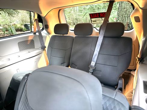 Used 2010 Chrysler Town & Country Touring image 8