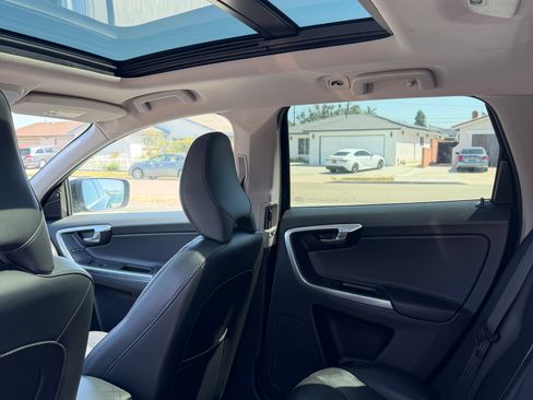 Used 2016 Volvo XC60 T5 Premier w/ Proximity Package image 10