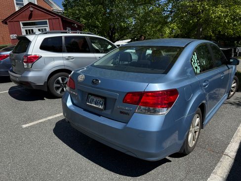 Used 2010 Subaru Legacy 2.5i Premium AWD/4WD image 2