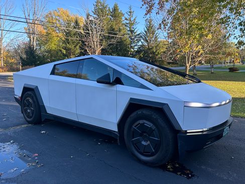 Used 2024 Tesla Cybertruck AWD Crew Cab image 2