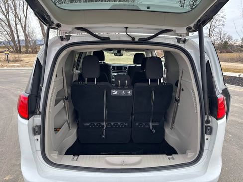 Used 2020 Chrysler Pacifica Touring image 13