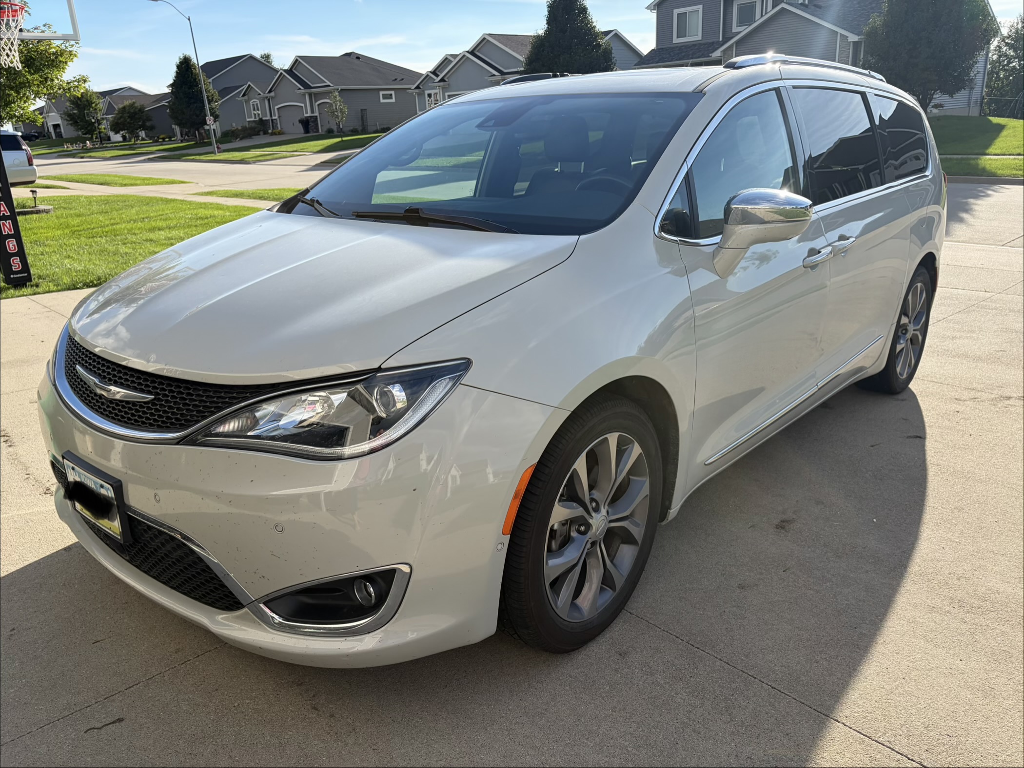 Used 2019 Chrysler Pacifica Limited w/ Advanced Safetytec Group FWD image 1