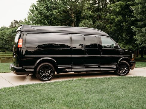 Used 2021 Chevrolet Express 2500 Extended w/ Enhanced Convenience Package RWD image 2