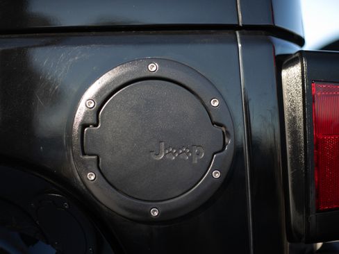 Used 2015 Jeep Wrangler Unlimited Sahara w/ Max Tow Package image 26