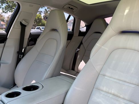 Used 2020 Porsche Panamera RWD image 9