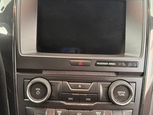 Used 2018 Ford Explorer XLT w/ Equipment Group 201A FWD image 23