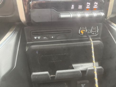 Used 2019 RAM 1500 Laramie AWD/4WD image 10