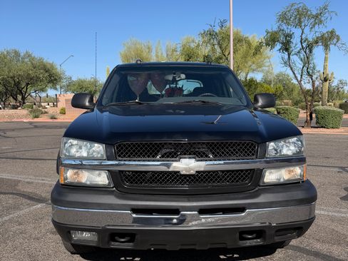 Used 2004 Chevrolet Avalanche 4x4 w/ Preferred Equipment Group image 2