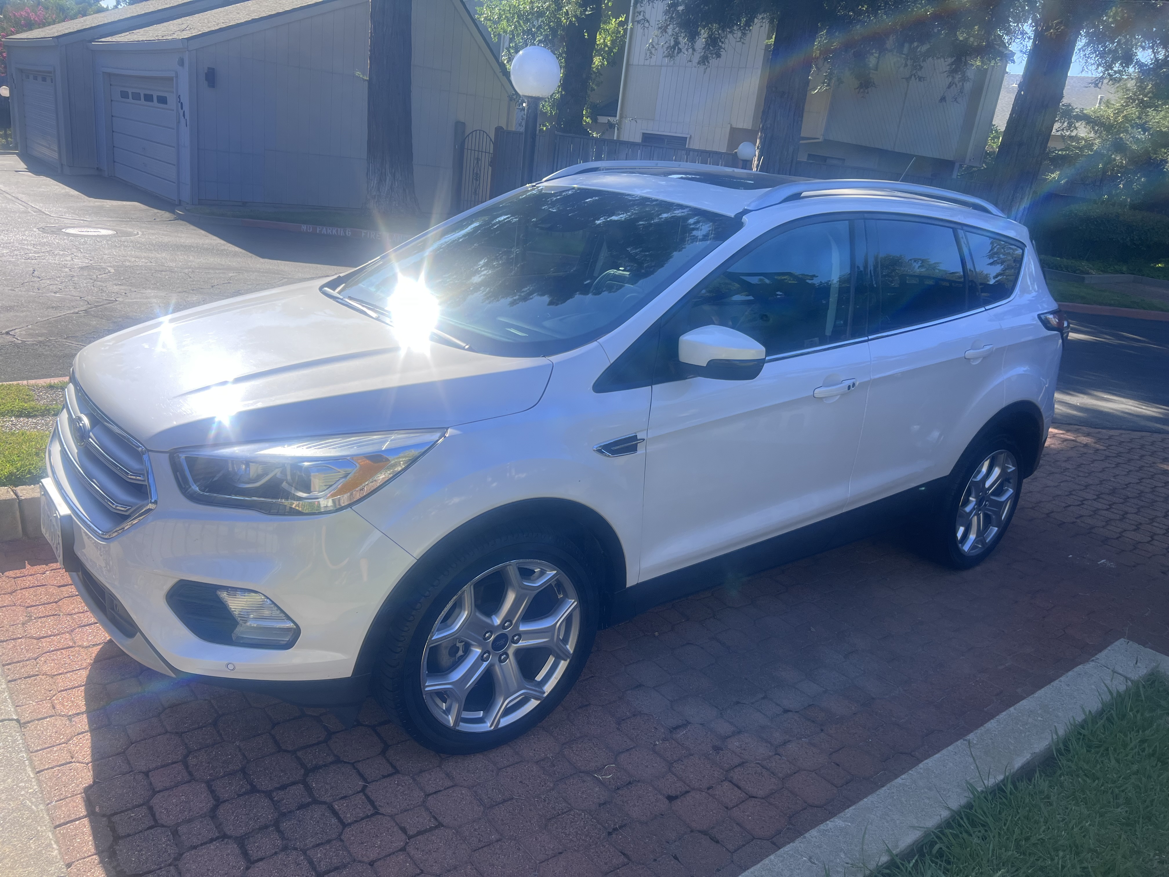 Used 2018 Ford Escape Titanium w/ Ford Safe & Smart Package FWD image 2